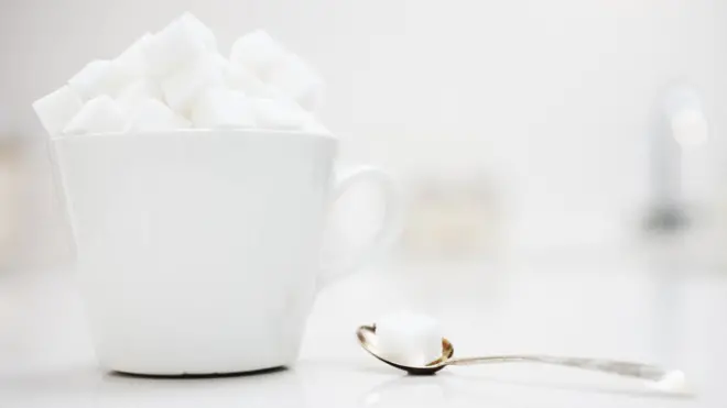 يعتقد البعض خطأ أن السكر يسبب السرطان