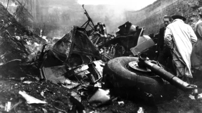 Restos del avión que se estrelló contra la Basílica de Superga.