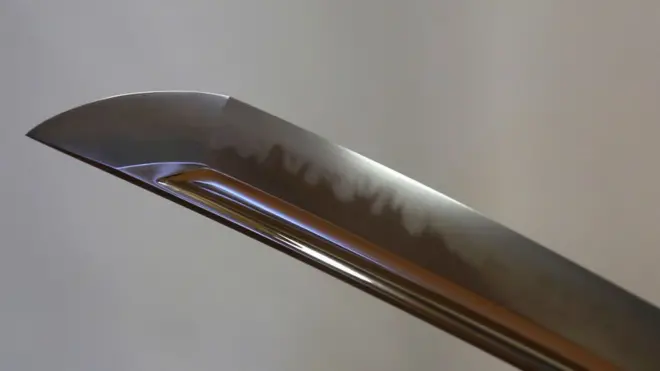 سيف الساموراي الياباني التقليدي لا يزال يُصنع يدويا