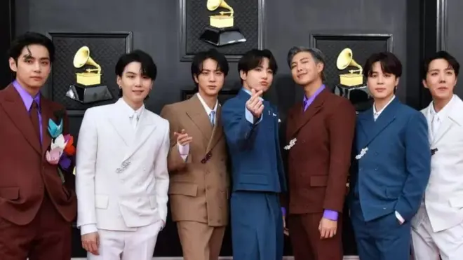 P﻿ara personel BTS saat menghadiri Penghargaan Grammy, April 2022.