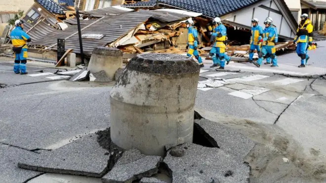 åœ°éœ‡ã®å½±éŸ¿ã§æµ®ä¸Šã—ãŸãƒžãƒ³ãƒ›ãƒ¼ãƒ«ï¼ˆ4æ—¥ã€è¼ªå³¶å¸‚ï¼‰