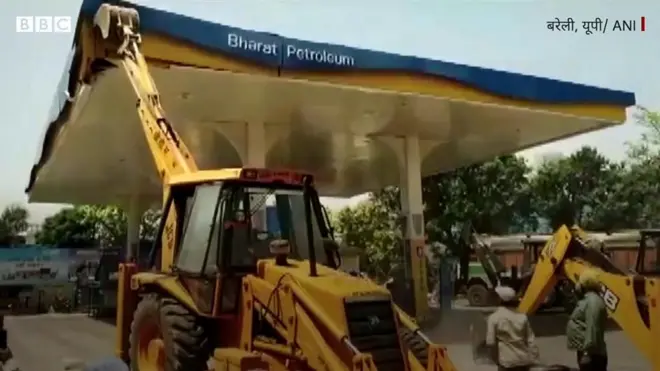 पेट्रोल पंप पर बुल्डोज़र