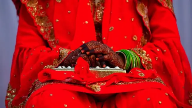 عروس خلال حفلة زفاف جماعية لمسلمين في مدينة مومباي الهندية عام 2021