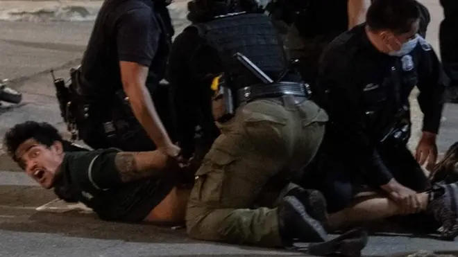 الشرطة الأمريكية تعتقل متظاهرا في ديترويت