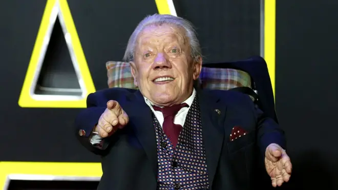 Бейкер смог в инвалидном кресле посетить премьеру последнего эпизода "Звездных войн" в Лондоне