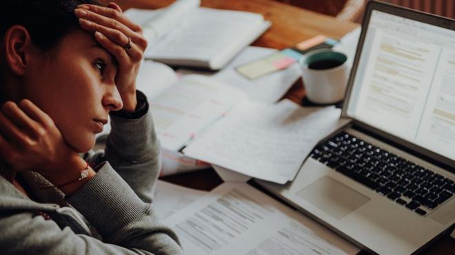 Mulher cansadacasa de betsfrente a computador