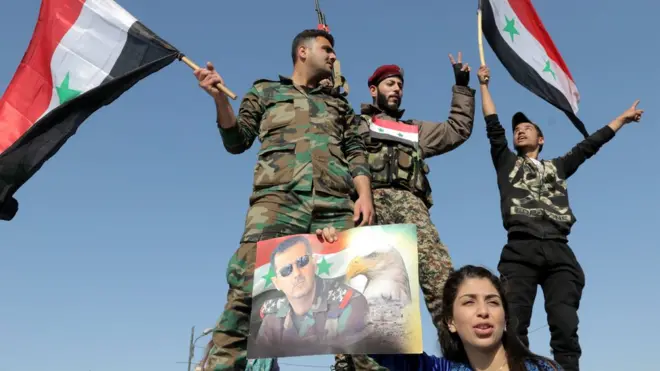 ทหารและประชาชนซีเรียโบกธงชาติและชูภาพของประธานาธิบดีบาร์ชา อัล อัสซาดขณะรวมตัวกันที่จตุรัสอุเมยาดในกรุงดามัสกัส เพื่อแสดงความเป็นหนึ่งเดียวกันกับรัฐบาล หลังซีเรียถูกสหรัฐฯ อังกฤษและฝรั่งเศสโจมตีทางอากาศในวันนี้