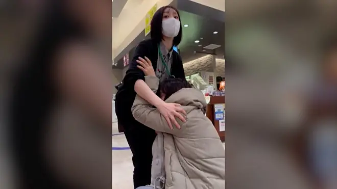 Люди пытаются укрыться во время землетрясения в Японии.