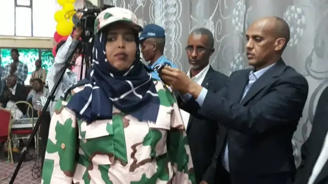 Madaxweynaha Dowlad Deegaanka Soomaalida ee Itoobiya Mustafe Muxumed oo dalacsiinayay qaar kamid ah taliyeyaasha cusub ee booliska