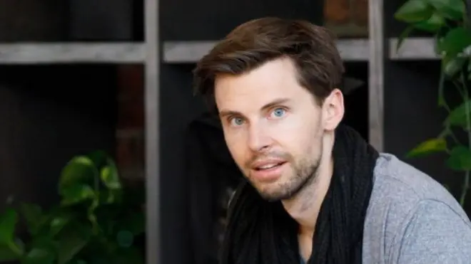 انفصل ماكليود عن المرأة التي عشقها منذ أيام الدراسة الجامعية، وذلك بسبب إدمانه على الكحول