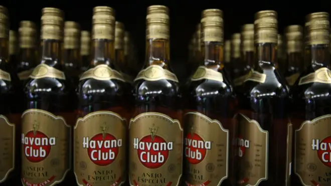 Botellas de ron cubano.
