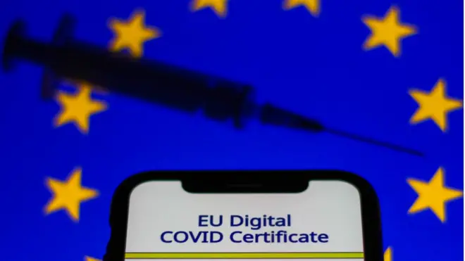 электронный ковид-сертфикат на фоне флага ЕС