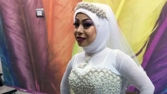 Sally dengan gaun pengantinnya.