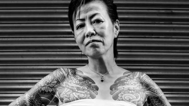 مافیا باس کے ایک گارڈ کی مدد سے کلوئی کو خاندان اور تنظیم کا اعتماد حاصل ہو گیا