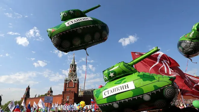 Надувные танки, демонстрация 1 мая