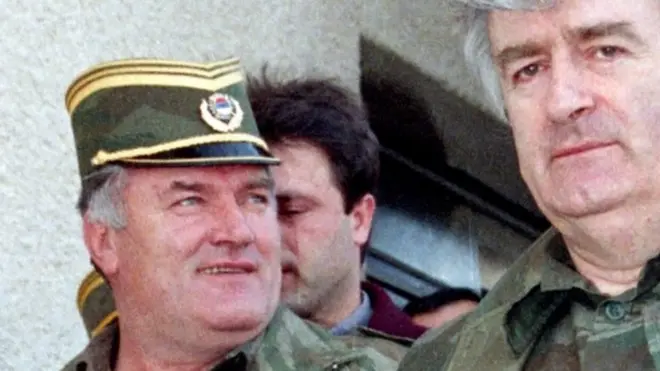 كان ملاديتش (إلى اليسار) جنرالا تحت قيادة زعيم صرب البوسنة رادوفان كارادزيتش. التقطت هذه الصورة عام 1995