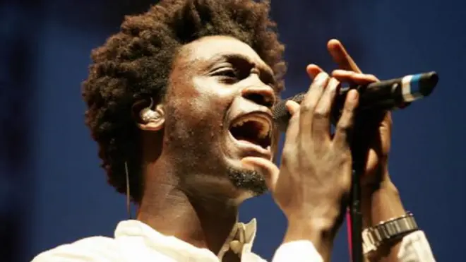 Corneille, chanteur canadien d'origine rwandaise, a perdu toute sa famille lors du génocide de 1994 au Rwanda.