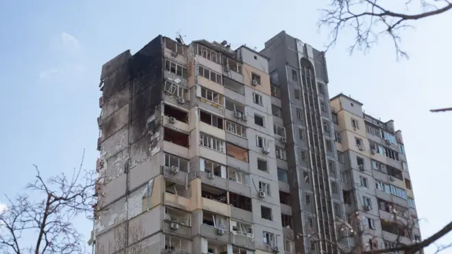 В Киеве утром в четверг один человек погиб и трое получили ранения в результате падения обломков сбитой ракеты на жилой дом