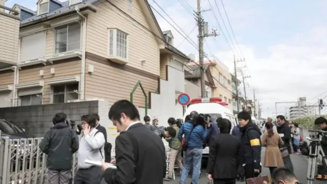 Các phóng viên tập trung bên ngoài nhà ông Takahiro Shiraishi