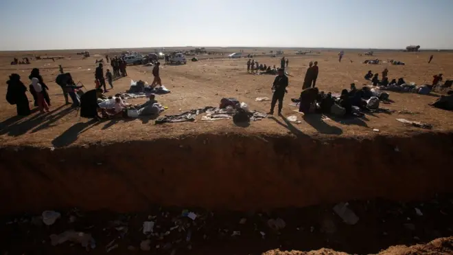 آنان که از درگیری‌های موصل گریخته‌اند در نزدیکی بعشیقه پناه گرفته و شب را داخل این گودال می‌گذارنند