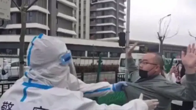 الشرطة في شنغهاي تتعامل مع أحد المحتجين