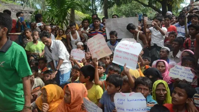 ကုလနဲ့နိုင်ငံခြား သံအရာရှိတွေ မောင်တော သွားရောက်စဉ် ဒေသခံတွေက ဆိုင်းဘုတ် ကိုင်ဆောင် ဆန္ဒပြနေကြစဉ်