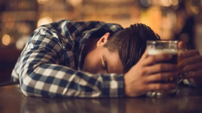 Las grandes borracheras, lo que en inglés llaman "binge drinking", o "atracones" de alcohol, aumentan el riesgo de sufrir esta condición.