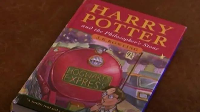 برطانیہ میں پوری دنیا سے آئے لوگ ہیری پوٹر کی نایاب کتاب کی نیلامی میں حصہ لے رہے تھے لیکن پہلے ایڈیشن کی اس کاپی میں ایسا کیا خاص تھا کہ یہ 34500 ڈالر میں فروخت ہوئی۔