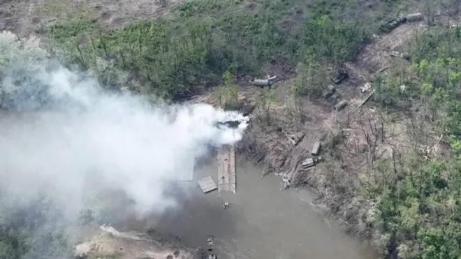 Сгоревшая военная техника на понтонному мосту через реку Северский Донец