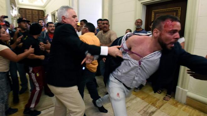 Una persona con una herida en la cabeza en el palacio legislativo