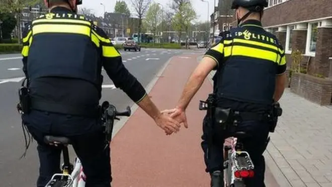 La policía de la ciudad holandesa de Den Bosch también participó en la campaña.