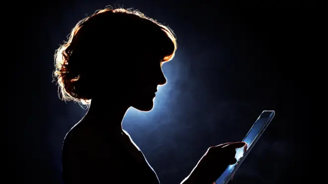 silueta femenina con tableta