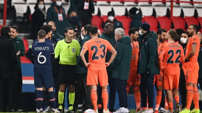 لاعبون من الفريقين أثناء توقف المباراة