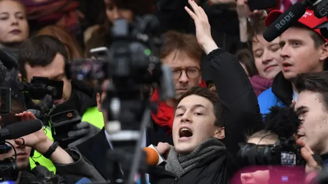 Sinh viên và blogger người Nga Yegor Zhukov phản ứng bên ngoài tòa án quận Kuntsevsky của Moscow sau khi nhận án treo vào ngày 6 tháng 12 năm 2019