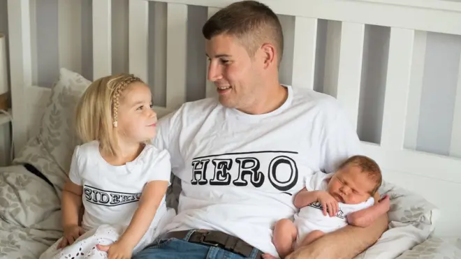 생전 첫째 딸 프레야(왼쪽)와 둘째 딸 엘라(오른쪽)와 즐거운 시간을 보내고 있는 브렛 킨록