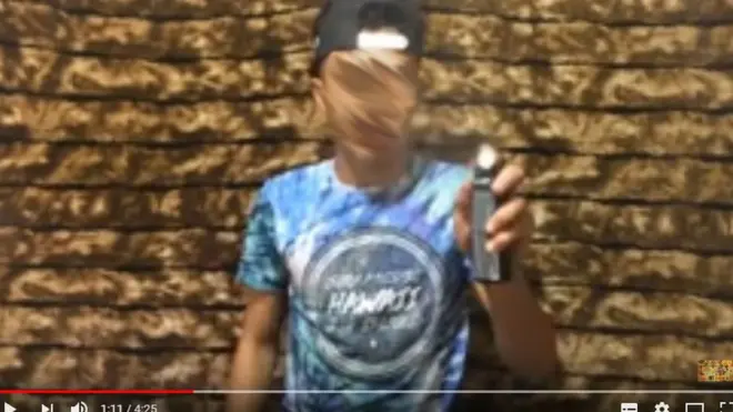 Este es uno de los videos del "desafío del desodorante" que pueden encontrarse en internet. Foto: YouTube