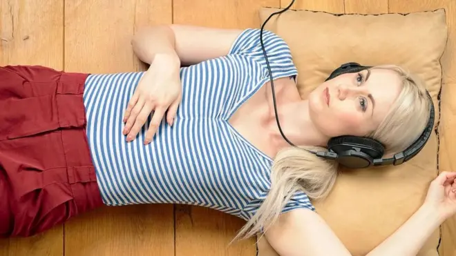 Дівчина навушники мова внутрішнє мовлення