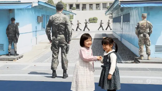 2018년 남북정상회담을 하루 앞둔 날, 판문점을 찾은 어린이들이 악수를 하고 있다