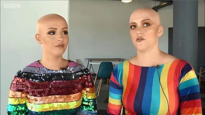 นางแบบหัวโล้นสองคน