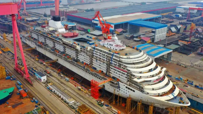 去年12月中國首艘國產大型豪華郵輪於上海外高橋造船廠成功實現塢內起浮，進入內部裝修階段。