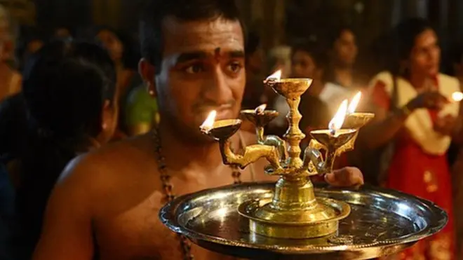 मंदिर में एक पुजारी