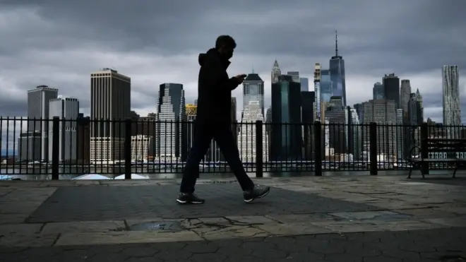 На улицах Нью-Йорка можно встретить людей, но они стараются держаться друг от друга подальше