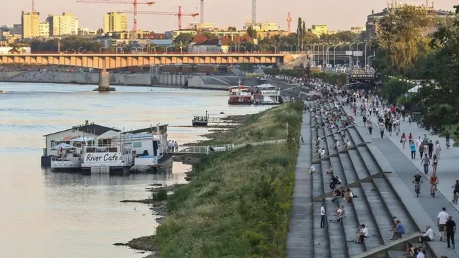 يقسّم نهر فيستولا مدينة وارسو إلى قسمين، ولكل منهما هوية مختلفة
