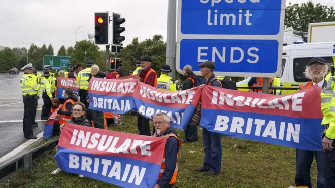 Активисты требуют от правительство сократить выбросы углерода за счет улучшения теплоизоляции в британских домах