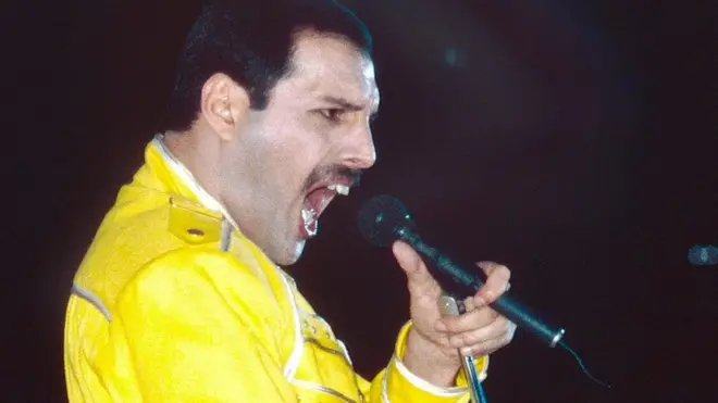 Una canción grabada por Mercury en 1986 fue estrenada a través de una estación de radio de la BBC.