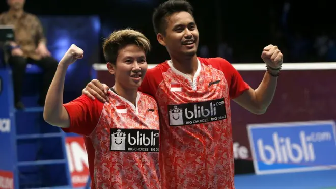 Liliyana (kiri) dan Tontowi (kanan) merebut gelar juara Indonesia Terbuka untuk pertama kalinya.