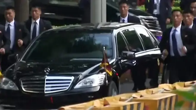 الزعيم الكوري الشمالي كيم جونغ أون يقول إن العالم بأسره يراقب الأحداث في سنغافورة. وسيلتقي كيم جونغ أون بالرئيس الأمريكي دونالد ترامب يوم الثلاثاء.