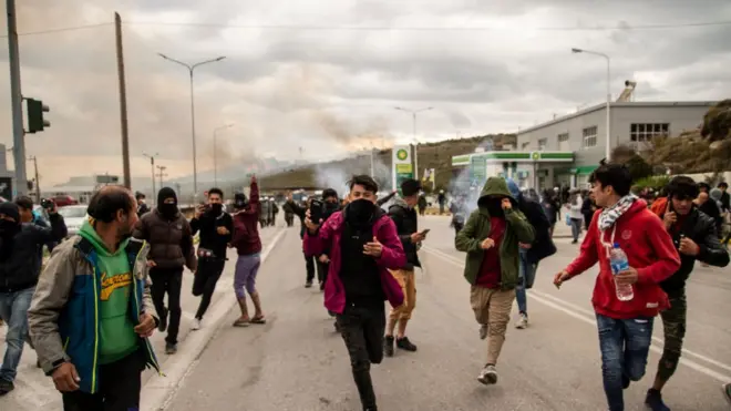 Les forces anti-émeutes ont fait usage de gaz lacrymogènes pour disperser les migrants