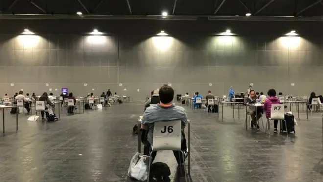 بعض الإجراءات تمت في قاعة ضخمة في المطار