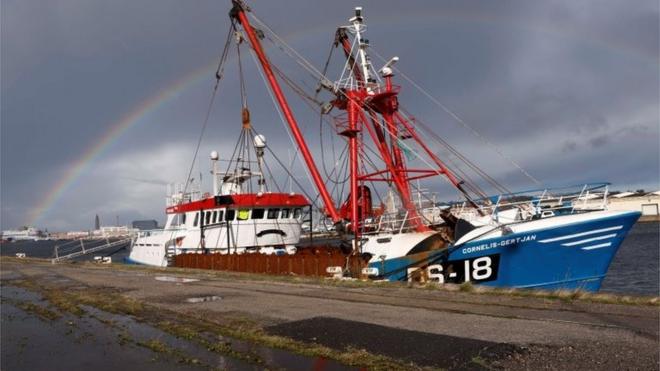 UK boat detained by France amid fishing rights row - BBC News